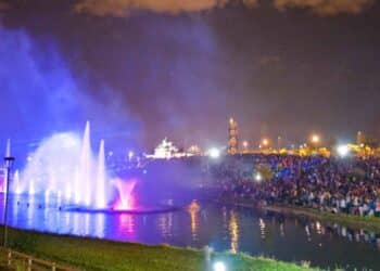 Espectáculo de agua, luz y sonido durante la noche, cerca de Madrid, realizado todos los fines de semana.