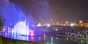 Espectáculo de agua, luz y sonido durante la noche, cerca de Madrid, realizado todos los fines de semana.