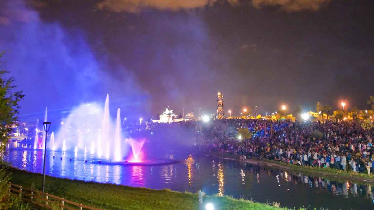 Espectáculo de agua, luz y sonido durante la noche, cerca de Madrid, realizado todos los fines de semana.