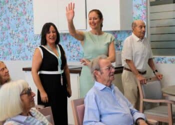 Responsable de la Comunidad de Madrid anuncia avisos por SMS del expediente de dependencia durante visita a residencia de mayores.