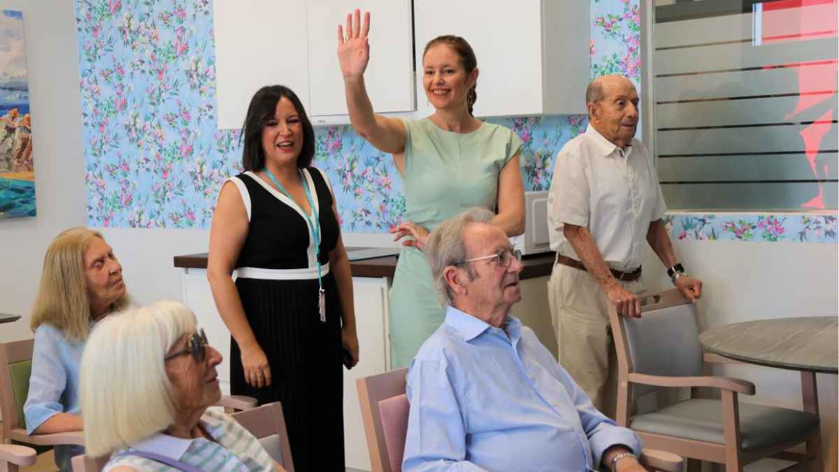 Responsable de la Comunidad de Madrid anuncia avisos por SMS del expediente de dependencia durante visita a residencia de mayores.