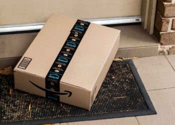 Paquete sospechoso en la puerta relacionado con la estafa brushing en Amazon y Temu en España.