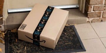 Paquete sospechoso en la puerta relacionado con la estafa brushing en Amazon y Temu en España.
