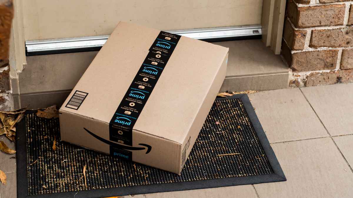 Paquete sospechoso en la puerta relacionado con la estafa brushing en Amazon y Temu en España.