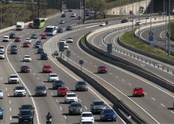 Carreteras en España con tráfico, representando la Estrategia de Seguridad Vial 2030 para mejorar la movilidad y prevenir accidentes.