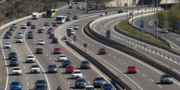Carreteras en España con tráfico, representando la Estrategia de Seguridad Vial 2030 para mejorar la movilidad y prevenir accidentes.