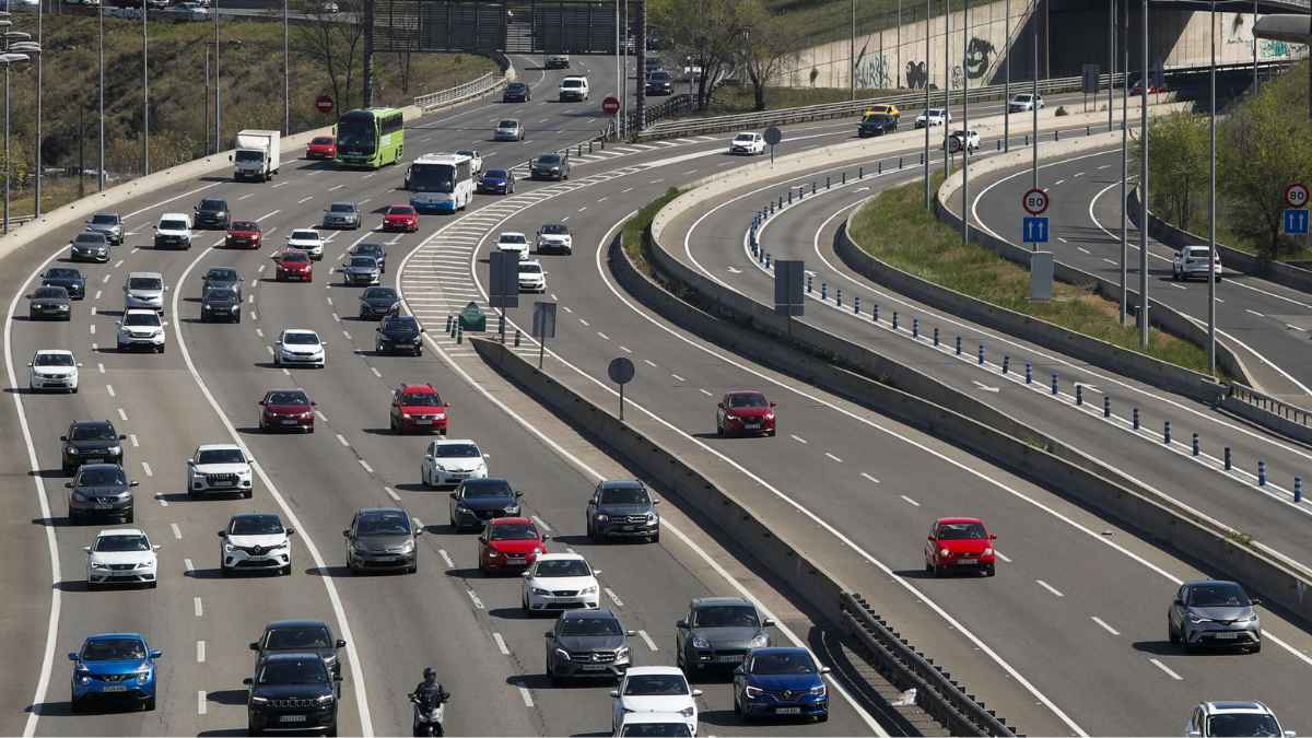 Carreteras en España con tráfico, representando la Estrategia de Seguridad Vial 2030 para mejorar la movilidad y prevenir accidentes.