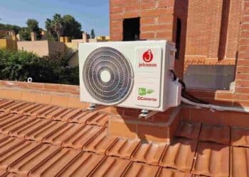 Unidad exterior de aire acondicionado instalada incorrectamente en una azotea expuesta al sol