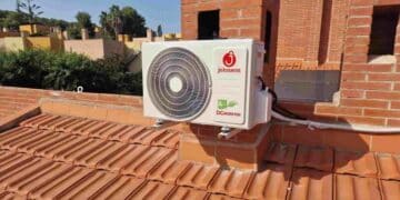 Unidad exterior de aire acondicionado instalada incorrectamente en una azotea expuesta al sol