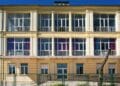Edificio de residencia para mayores en Madrid, afectado por falta de personal.