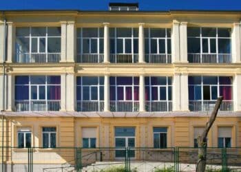 Edificio de residencia para mayores en Madrid, afectado por falta de personal.