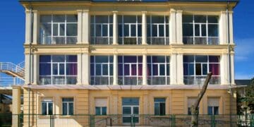 Edificio de residencia para mayores en Madrid, afectado por falta de personal.
