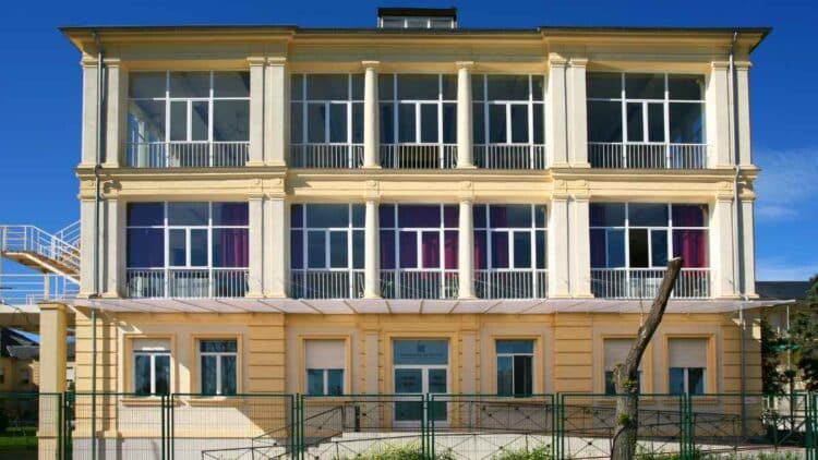 Edificio de residencia para mayores en Madrid, afectado por falta de personal.
