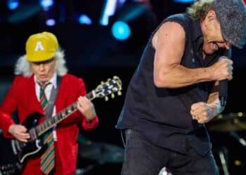 Brian Johnson y Angus Young de AC/DC en concierto en Madrid con problemas de sonido