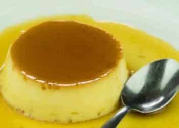 flan de huevo casero sin grumos con caramelo perfecto y textura lisa.