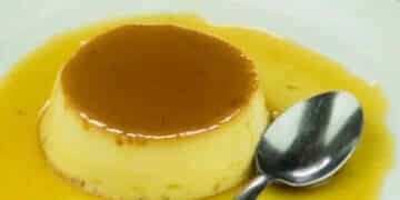 flan de huevo casero sin grumos con caramelo perfecto y textura lisa.