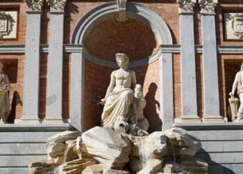 Fuente en Madrid, réplica de la Fontana di Trevi, inaugurada por Isabel II para el abastecimiento de agua.
