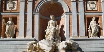 Fuente en Madrid, réplica de la Fontana di Trevi, inaugurada por Isabel II para el abastecimiento de agua.