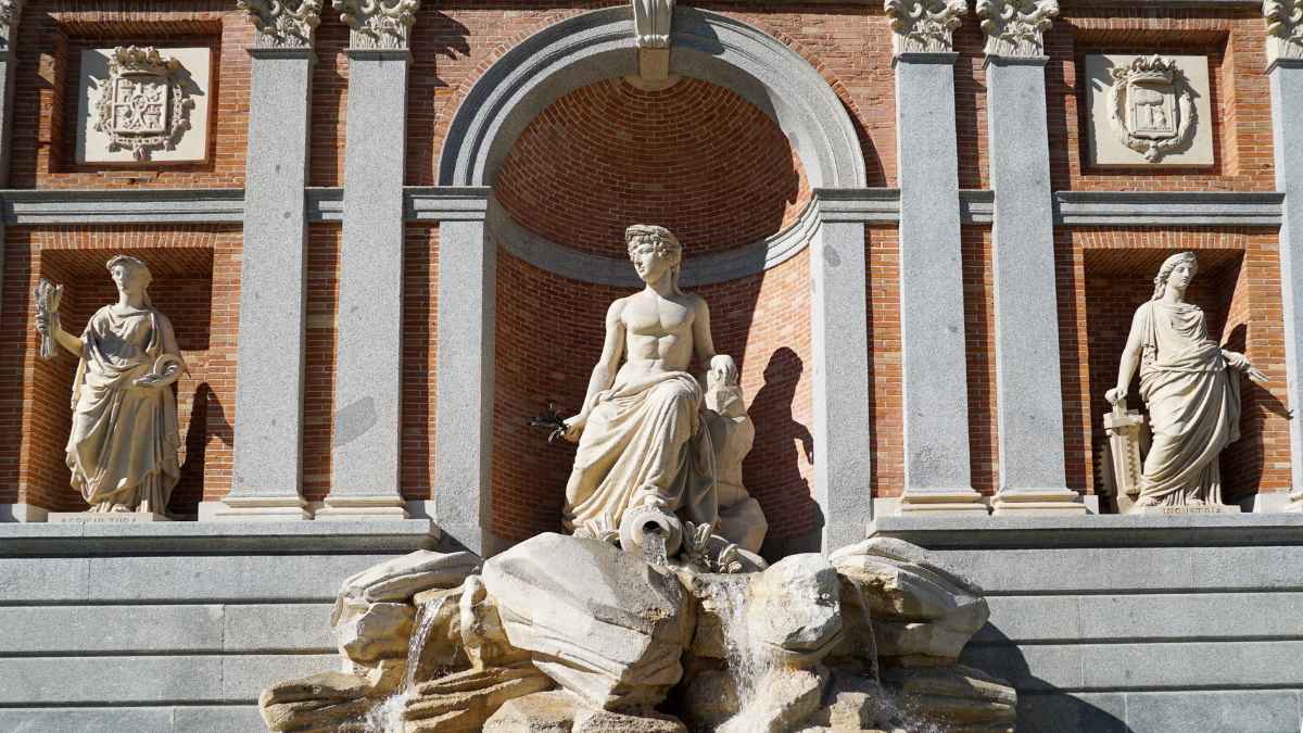 Fuente en Madrid, réplica de la Fontana di Trevi, inaugurada por Isabel II para el abastecimiento de agua.