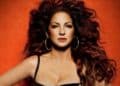 Gloria Estefan sobre fondo naranja durante la presentación de un concierto gratuito en Madrid.