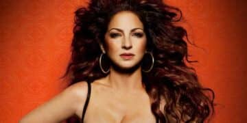Gloria Estefan sobre fondo naranja durante la presentación de un concierto gratuito en Madrid.