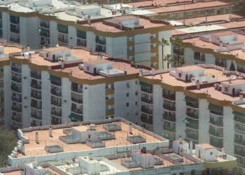 Edificaciones de viviendas en una zona residencial, relacionadas con el programa de 40.000 viviendas destinadas al alquiler asequible.