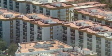 Edificaciones de viviendas en una zona residencial, relacionadas con el programa de 40.000 viviendas destinadas al alquiler asequible.