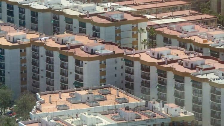 Edificaciones de viviendas en una zona residencial, relacionadas con el programa de 40.000 viviendas destinadas al alquiler asequible.