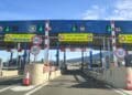 Peaje en autovía con señalización para pago con tarjeta, relacionado con los peajes que el gobierno podría implementar entre Madrid y Sevilla.
