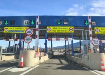 Peaje en autovía con señalización para pago con tarjeta, relacionado con los peajes que el gobierno podría implementar entre Madrid y Sevilla.