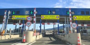 Peaje en autovía con señalización para pago con tarjeta, relacionado con los peajes que el gobierno podría implementar entre Madrid y Sevilla.