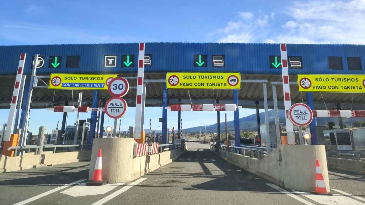 Peaje en autovía con señalización para pago con tarjeta, relacionado con los peajes que el gobierno podría implementar entre Madrid y Sevilla.