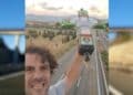 Hombre tirando una botella de Jägermeister desde un puente en la autovía, incidente en pleno tráfico.