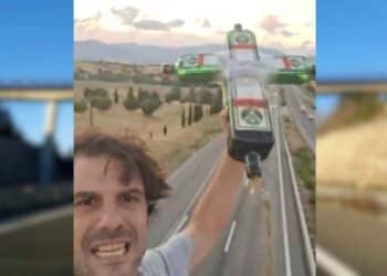 Hombre tirando una botella de Jägermeister desde un puente en la autovía, incidente en pleno tráfico.