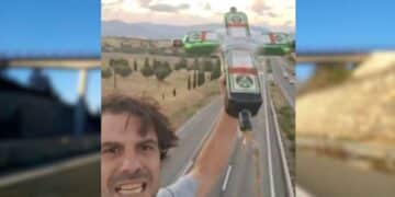 Hombre tirando una botella de Jägermeister desde un puente en la autovía, incidente en pleno tráfico.