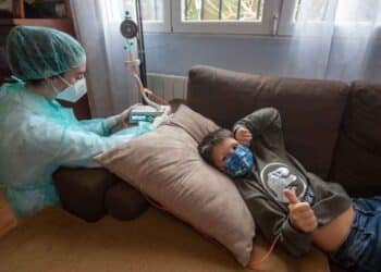 Niño recibiendo tratamiento de quimioterapia a domicilio, una de las opciones ofrecidas por el Hospital del Henares.