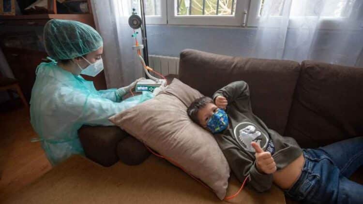Niño recibiendo tratamiento de quimioterapia a domicilio, una de las opciones ofrecidas por el Hospital del Henares.