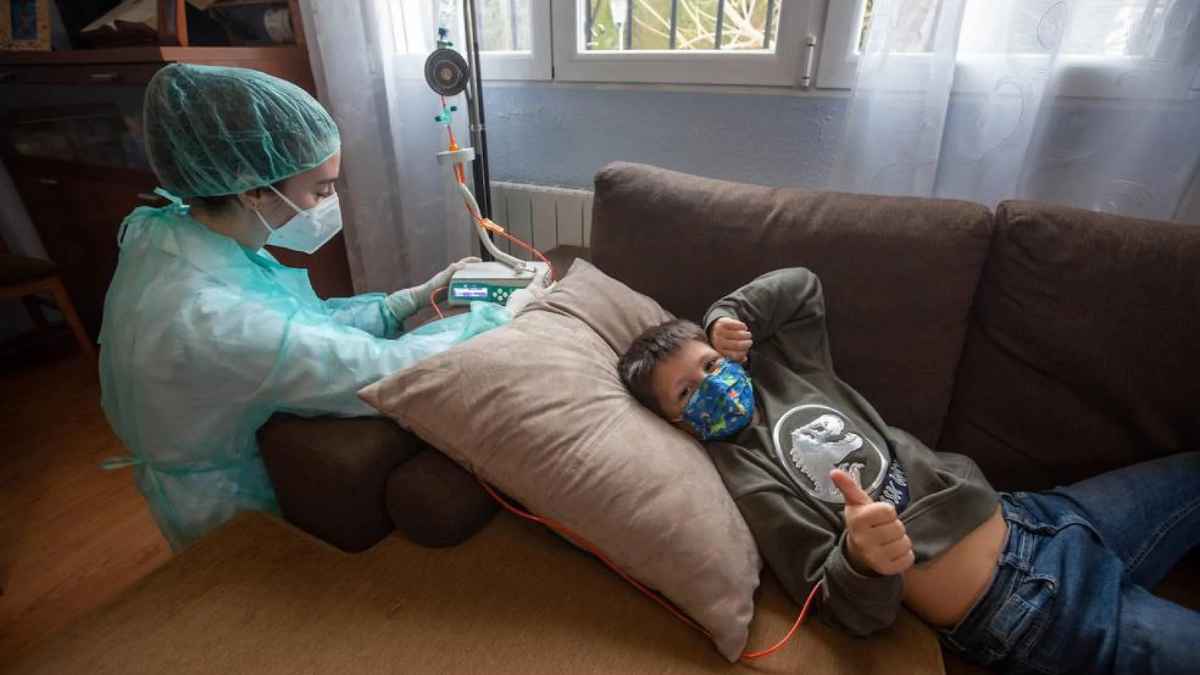Niño recibiendo tratamiento de quimioterapia a domicilio, una de las opciones ofrecidas por el Hospital del Henares.