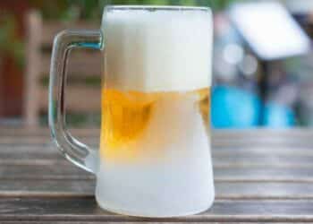 Cerveza helada en jarra gracias al invento innovador de un bar de Huelva que conquistó a un influencer