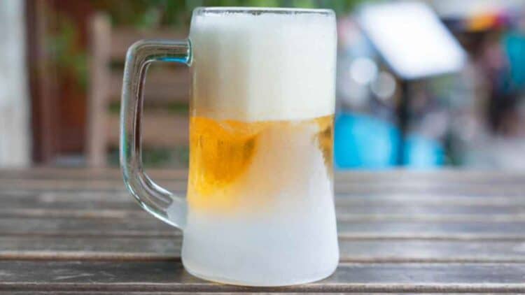 Cerveza helada en jarra gracias al invento innovador de un bar de Huelva que conquistó a un influencer