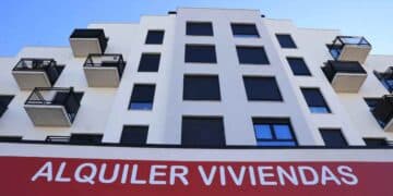 Edificio de viviendas en alquiler en Madrid con cartel rojo.