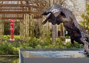 Esculturas modernas y fuente en el jardín secreto de la Fundación Juan March en Madrid