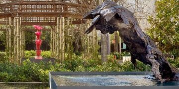 Esculturas modernas y fuente en el jardín secreto de la Fundación Juan March en Madrid