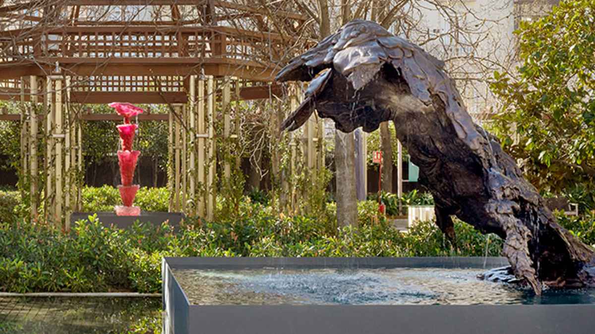 Esculturas modernas y fuente en el jardín secreto de la Fundación Juan March en Madrid