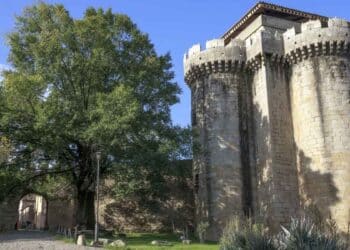 Torre medieval en Jarilla, Cáceres, cerca de la plaza del pueblo y punto de interés turístico.