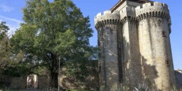 Torre medieval en Jarilla, Cáceres, cerca de la plaza del pueblo y punto de interés turístico.