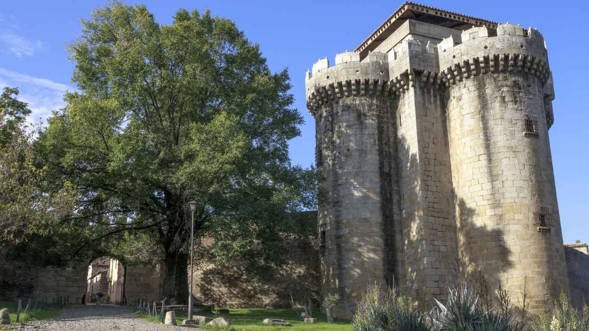 Torre medieval en Jarilla, Cáceres, cerca de la plaza del pueblo y punto de interés turístico.