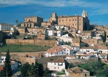 vista panorámica de Jarilla, Cáceres, que ofrece vivienda gratuita y empleo para reabrir su bar y tienda.