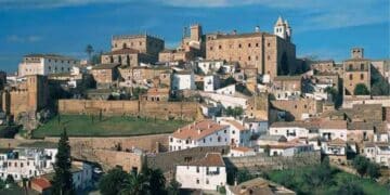 vista panorámica de Jarilla, Cáceres, que ofrece vivienda gratuita y empleo para reabrir su bar y tienda.