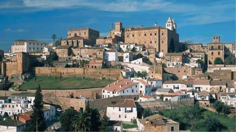 vista panorámica de Jarilla, Cáceres, que ofrece vivienda gratuita y empleo para reabrir su bar y tienda.